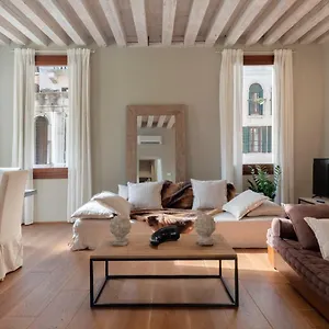 bridge-of-sighs-luxurious-apartment.hotelinveneto.com/